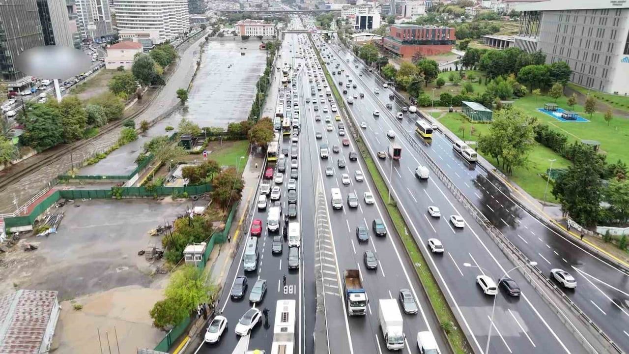 Göztepe'de arızalanan İETT otobüsü D-100'de ulaşımı aksattı