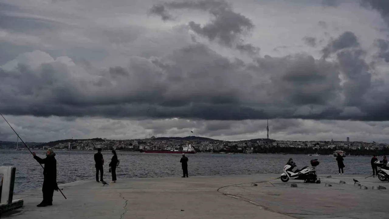 Gri bulutlar altında tarih: İstanbul'un silueti yağmur öncesi büyüledi