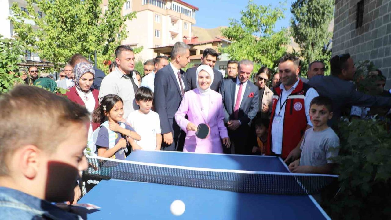 Güçlü ailelerle güçlü gelecek hedefi: Hakkari ziyaretinde destek mesajı