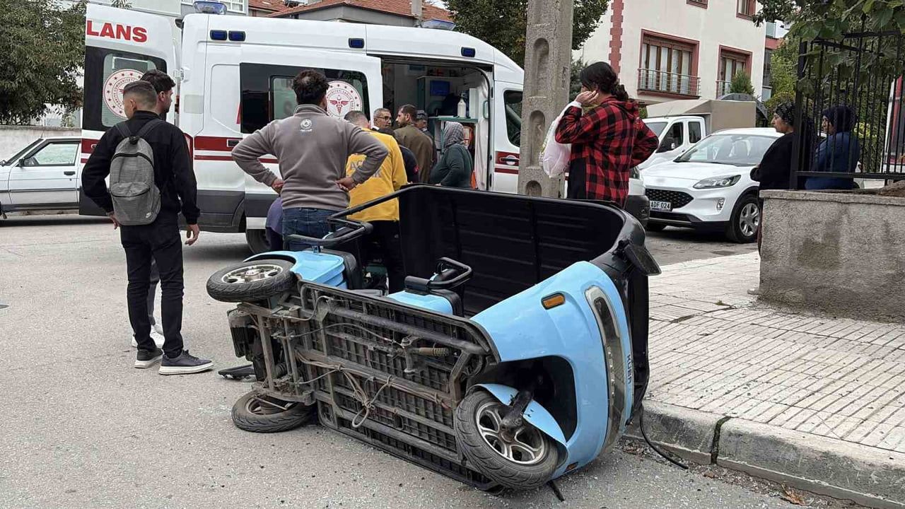 Gülabibey Mahallesi'nde kavşakta çarpışma: üç tekerlekli motosiklet sürücüsü ve çocuk yaralandı