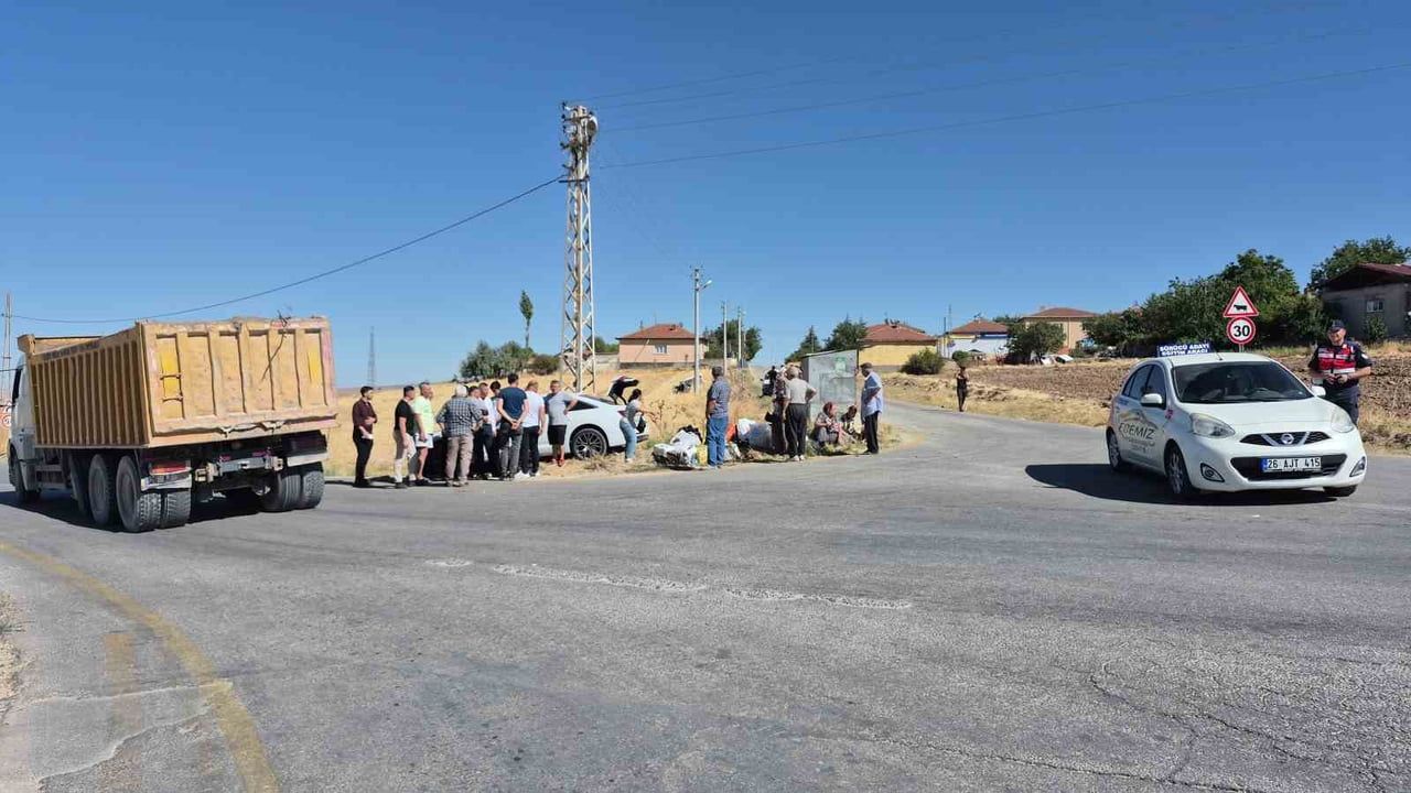 Gülpınar Mahallesi'nde çarpışma: iki araçtaki 5 kişi hastaneye kaldırıldı