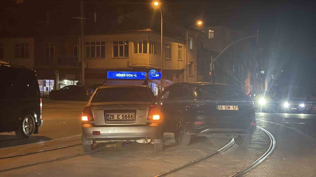 Gültepe'de gece yarısı iki otomobilin çarpışması iki kişiyi yaraladı