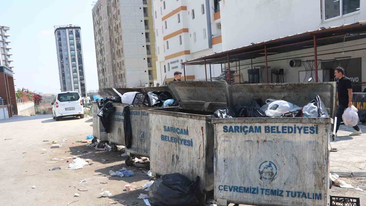 Gültepe sakinleri çöpleri elleriyle toplayıp belediyeyi göreve çağırdı