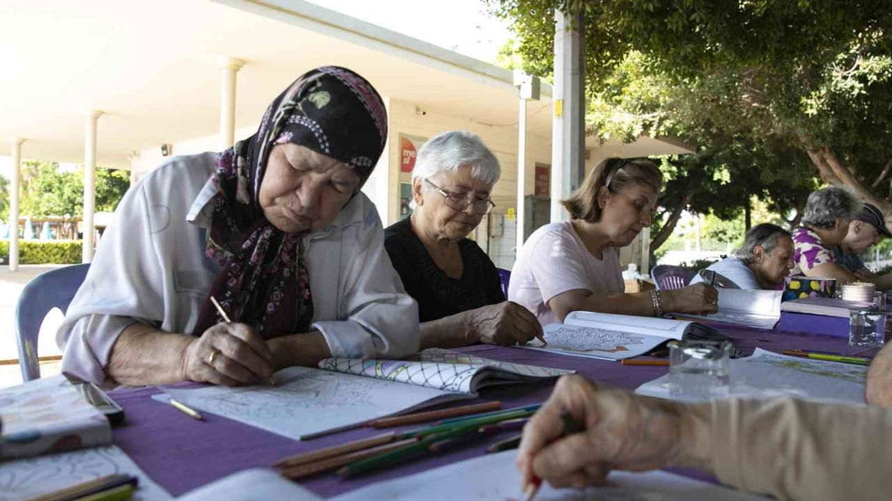 Gülümse Alzheimer yaşam merkezinde buluşma: sanat, spor ve deniz havası