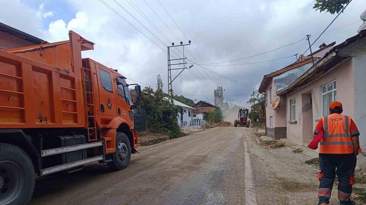 Gümüşdere'de daralan güzergah rahatlıyor: Karayolları ve Pazaryeri Belediyesi sahada