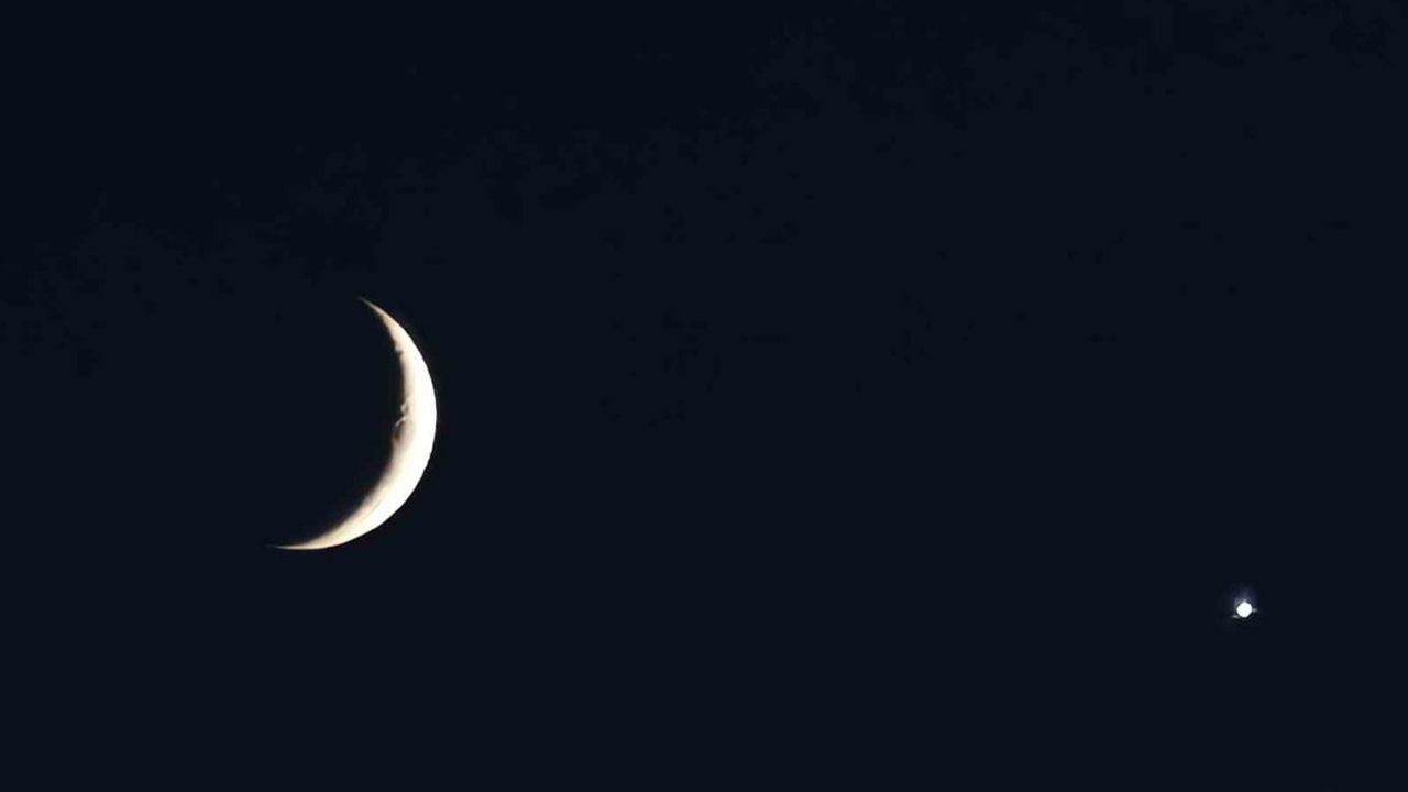 Gün batımında Ahlat semalarını süsleyen hilal ve Venüs