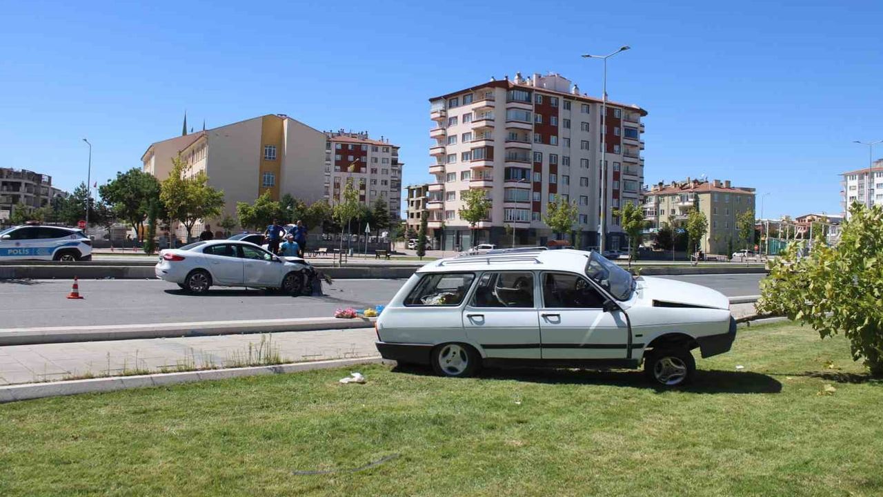 Gün ortasında çarpışma sonrası otomobil ağaca asılı kaldı