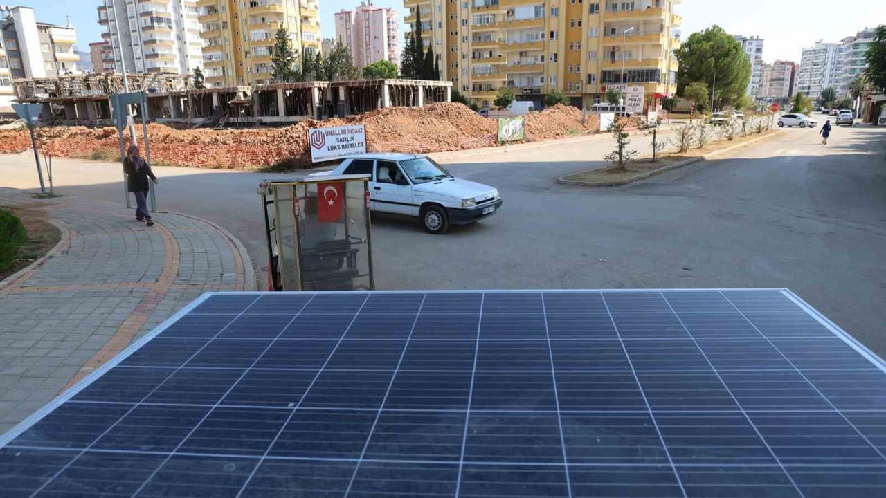 Güneşten enerji ve gölge sağlayan dondurmacı Kozan'da ilgi topluyor