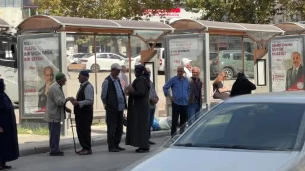 Güneydoğu merkezli sarsıntı Elazığ'ı dışarı çıkardı