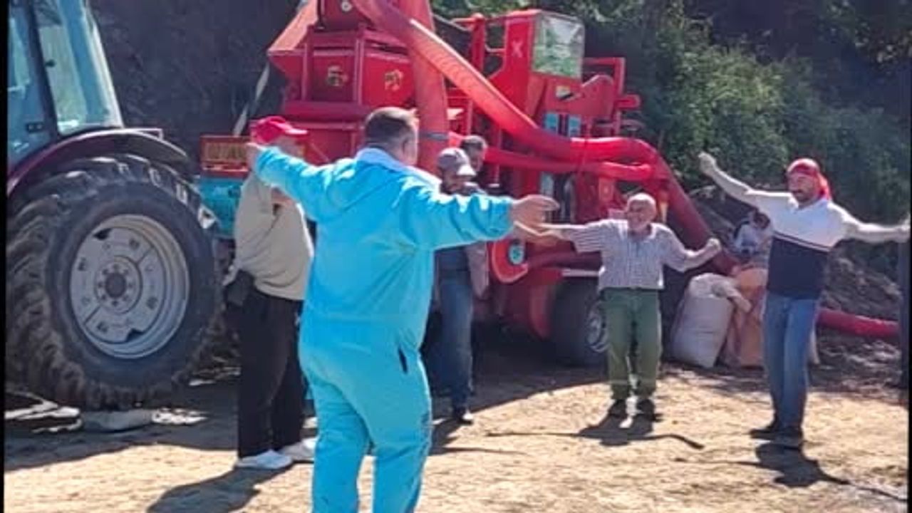 Güngör ailesi harmanda fındık sezonunu müzikle kapattı