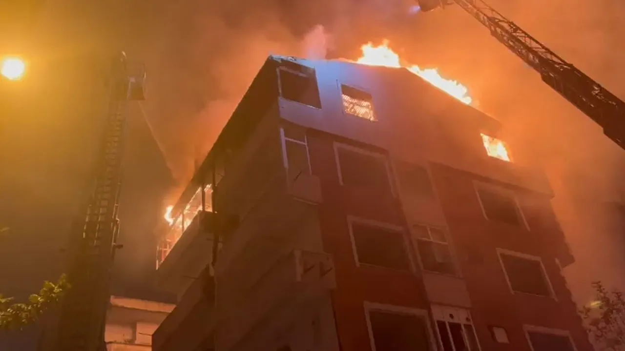 Güngören'de boşaltılan binanın çatısında çıkan alevlerin kaydedildiği anlar