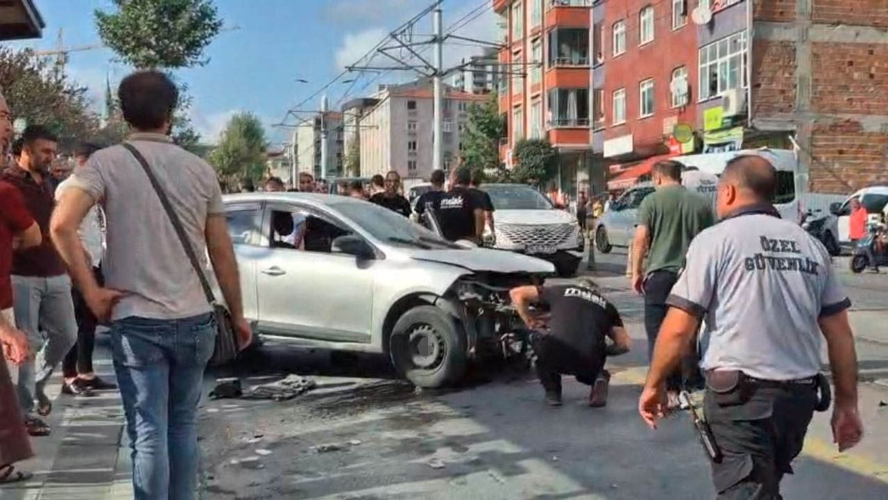 Güngören'de kontrolü kaybeden araç kaldırıma çıkarak iki yayayı yaraladı