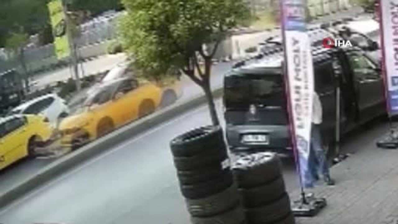 Güngören'de park halindeki taksiye çarparak takla atan otomobil kameralara yansıdı