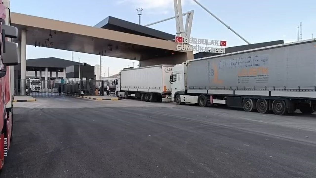 Gürbulak'ta tır yoğunluğu sınır hattında uzun araç kuyruğu oluştu