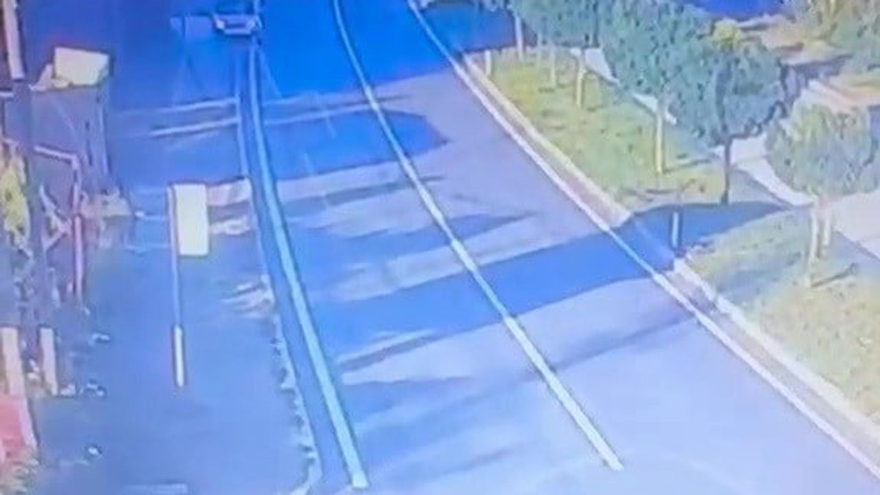 Güvenlik kamerası Akçakoca'daki patpat ile tır çarpışmasını görüntüledi