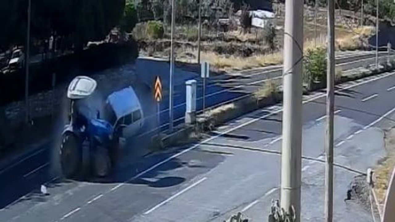 Güvenlik kamerası kaydetti: Eşme'de traktörle otomobil çarpıştı