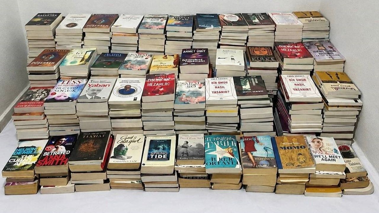 Güzelçamlı'da gece pazarında bandrolsüz kitap operasyonu