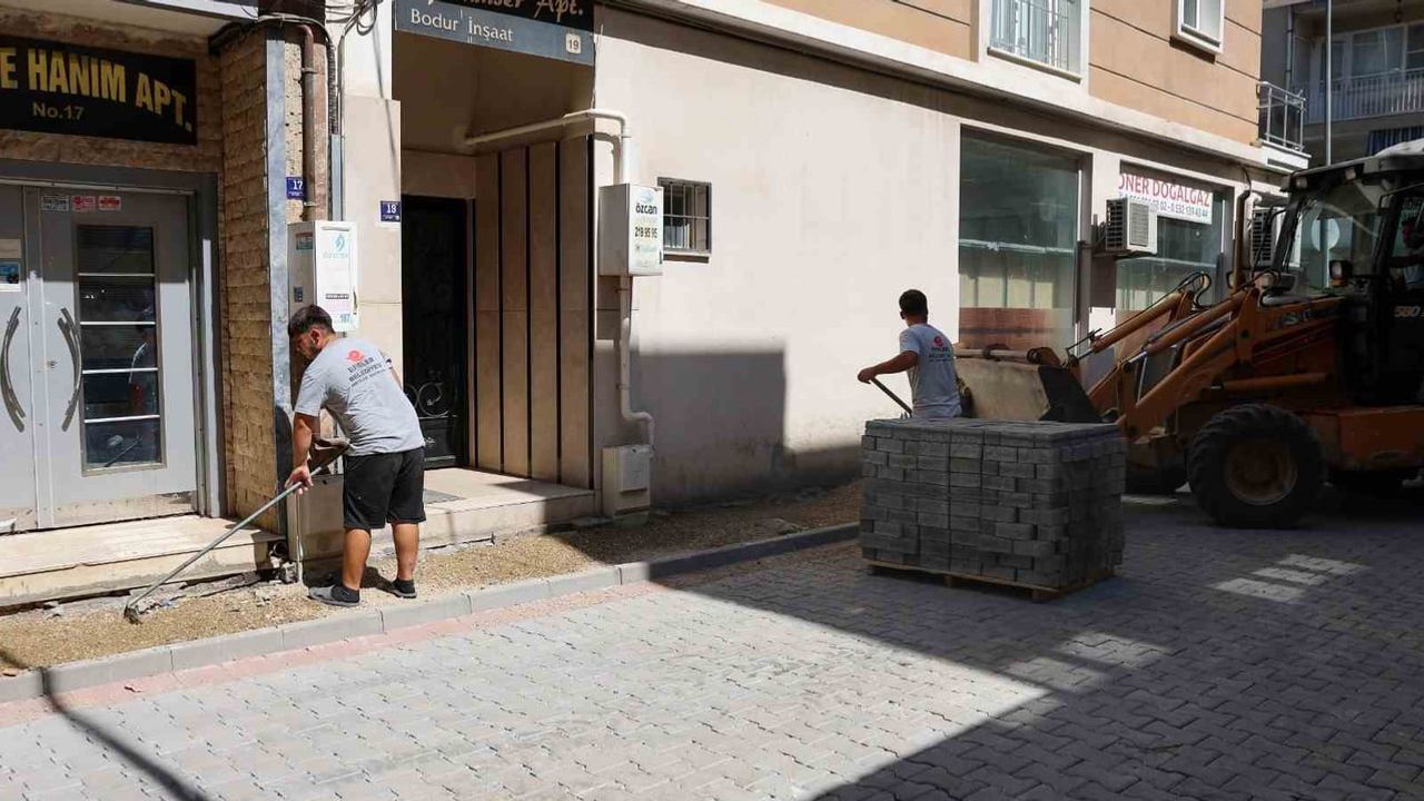Güzelhisar 47. sokakta Efeler Belediyesi'nden kapsamlı parke yenileme çalışması