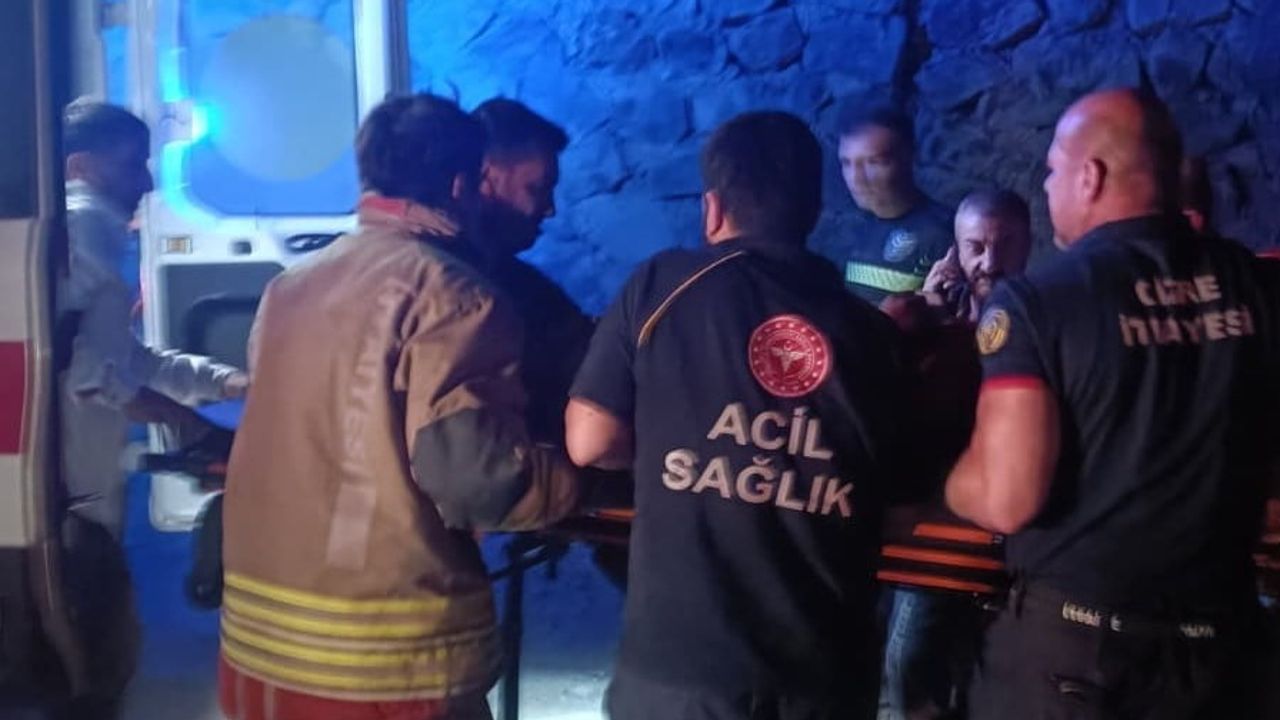 Güzeller rampasında araç şarampole devrildi, sürücü itfaiye ekipleri tarafından çıkarıldı