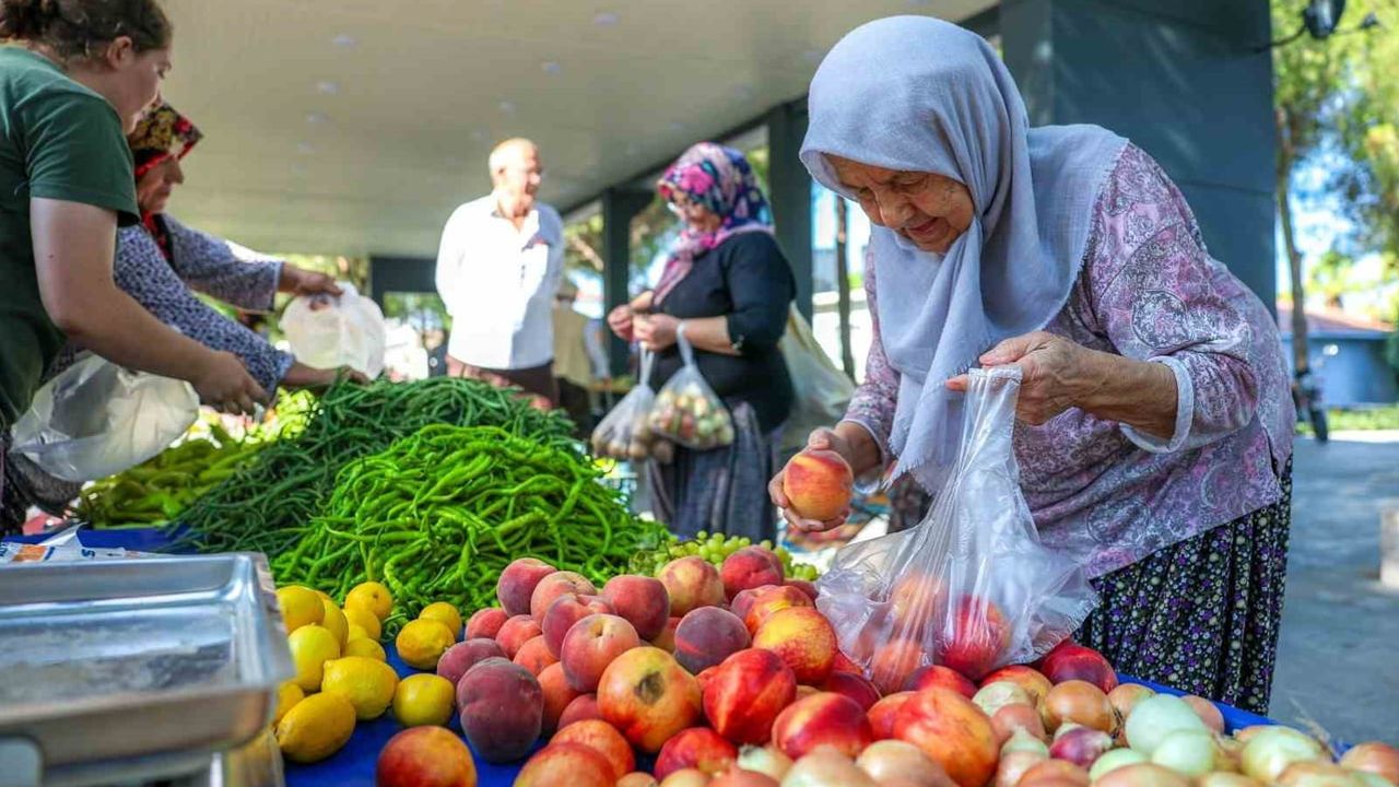 Hacıömerli'nde salı pazarı mahalleye can suyu oldu