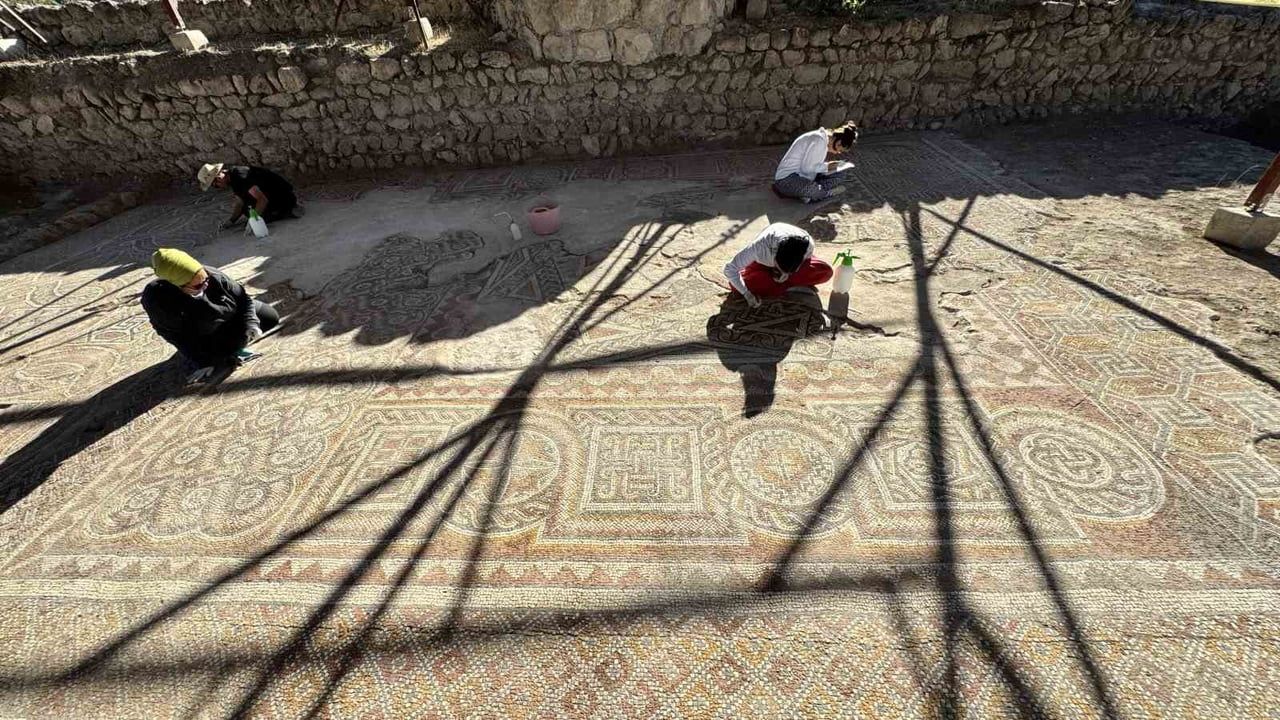 Hadrianopolis’te bin 600 yıllık kabul salonu mozaiği restore edilip koruma altına alındı