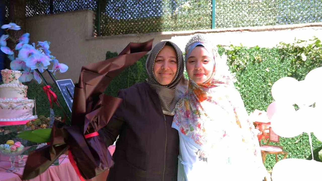 Hafızlığı tamamlayan kızının sürprizi doktor babada duygusal anlar yaşattı