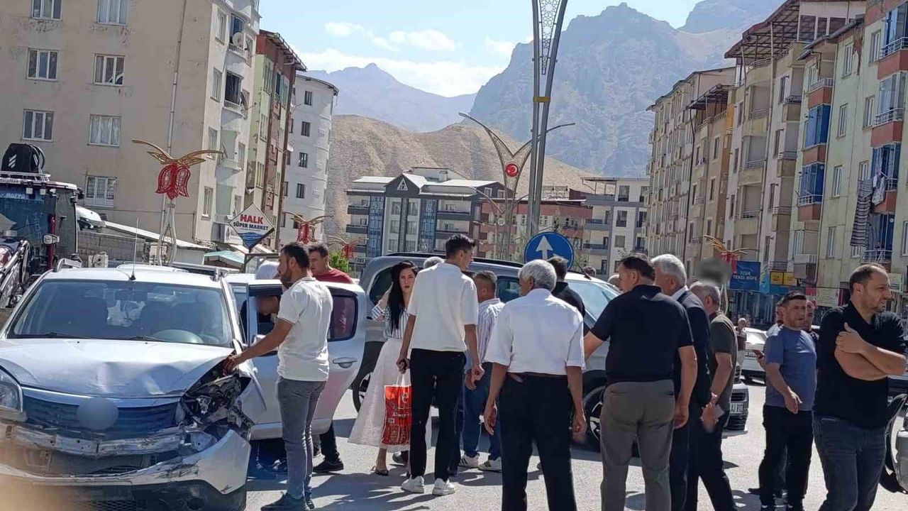 Hakkari'de okul önünde araç çarpıştı: bir kişi yaralandı