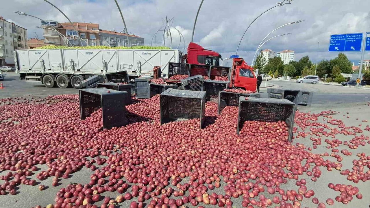 Halat koptu, kamyonetin kasasındaki elmalar yola saçıldı