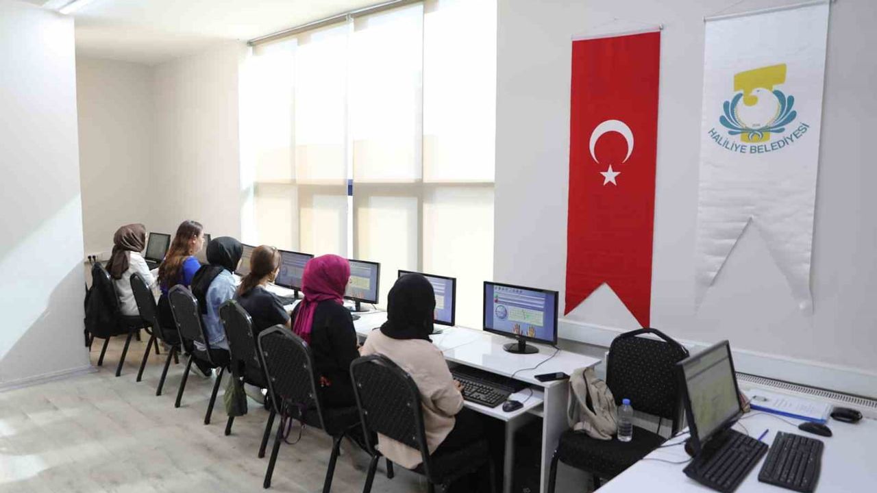 Haliliye gençleri dijital becerilerle buluşturuyor: ücretsiz F klavye kursu