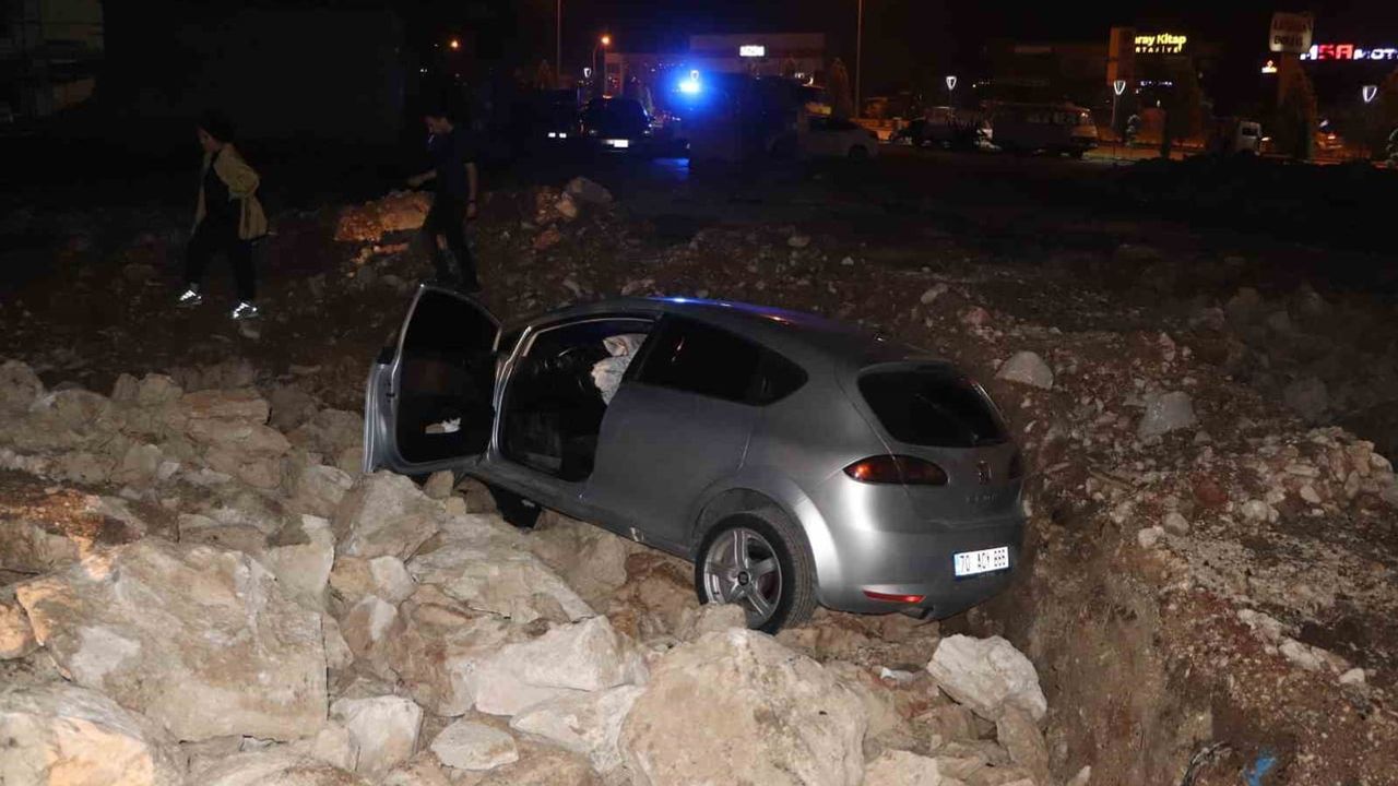 Hamidiye'de inşaat kazısına uçan otomobil: iki kişi yaralandı