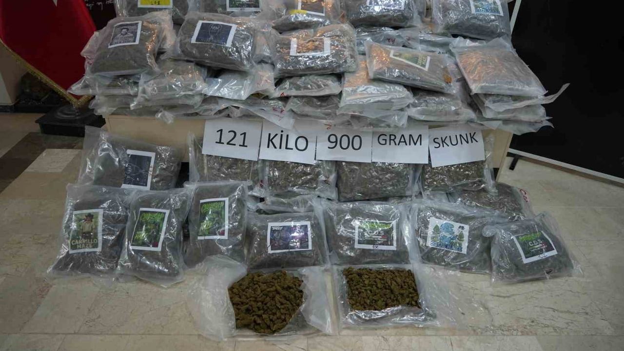 Hamzabeyli'de dorsede gizlenen 121 kilo 900 gram skunk ele geçirildi