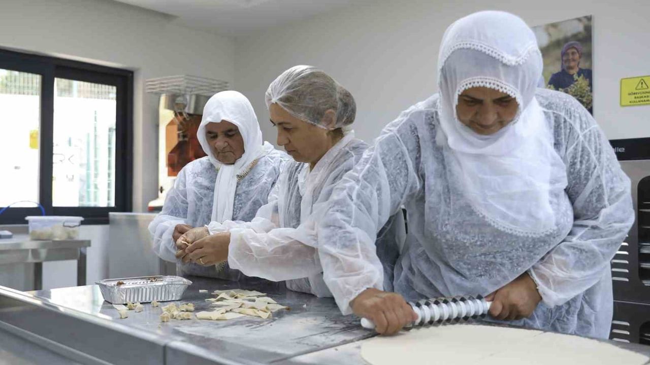 Hamzabeyli'de eski köy okulu üretim yuvasına dönüştü, kadınlar ürünlerini katma değere çeviriyor