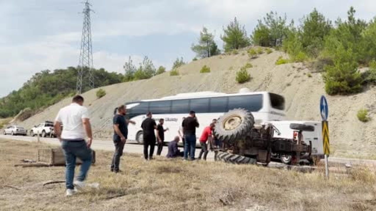 Hanönü kavşağında traktör devrildi, bir kişi yaralandı
