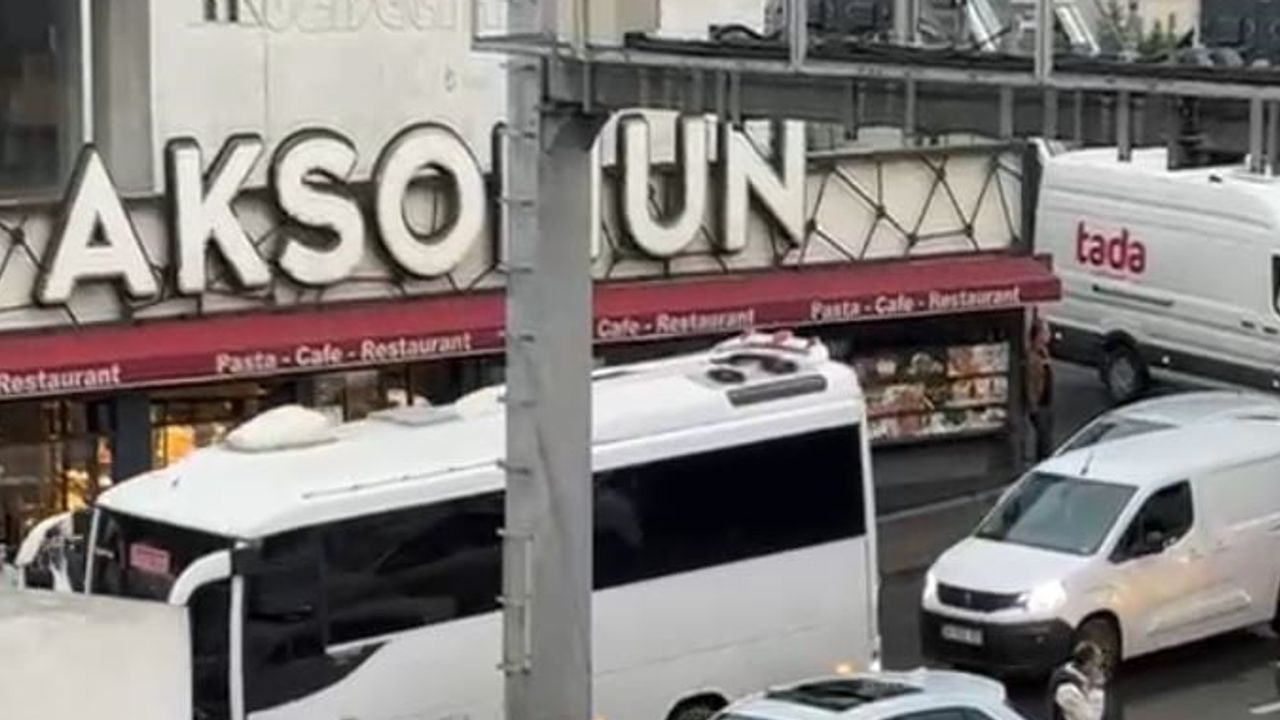 Haramidere'de yağmurda kayganlaşan yolda kamyonet aydınlatma direğine çarptı