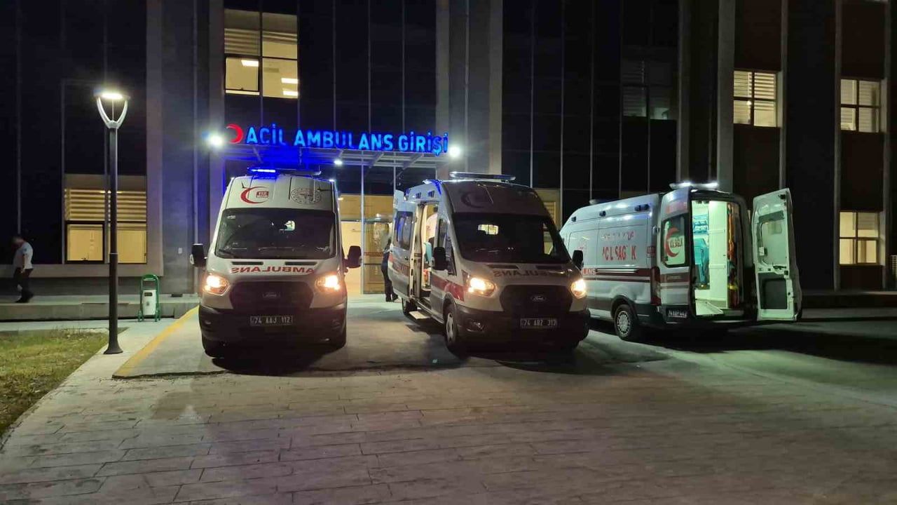 Hasankadı'da patpat devrildi: 8 yaralı