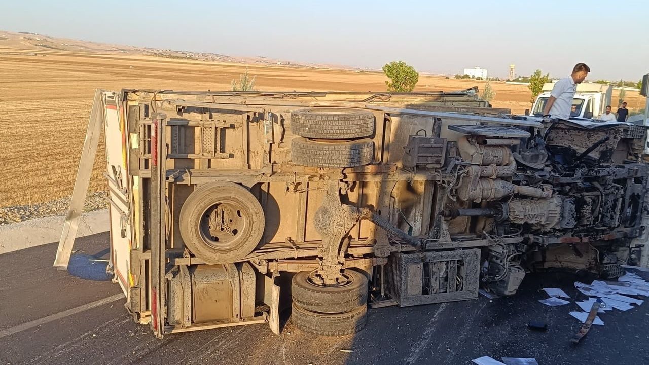 Hasankeyf Üçyolünde direksiyon hakimiyetini kaybeden kamyonet devrildi