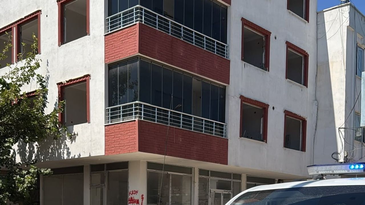 Hasarlı bina Adıyaman'da yeniden çatırdadı, mahalle yıkım istiyor