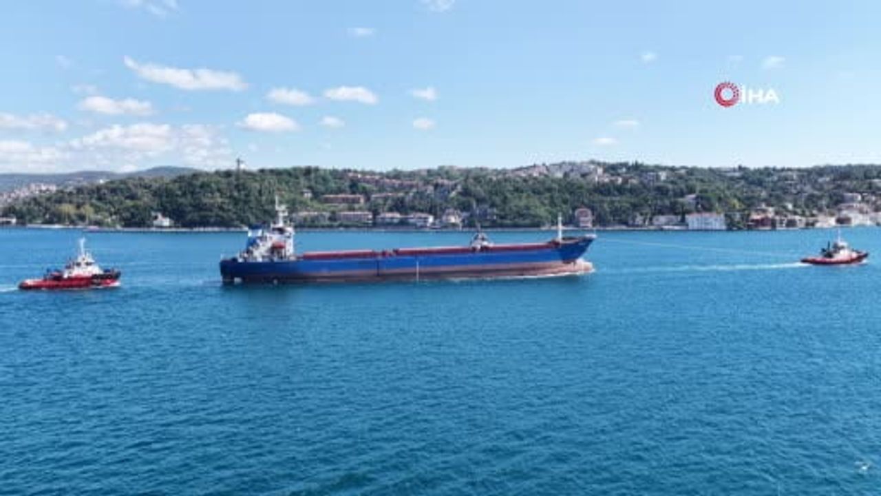 Hasarlı Liberya gemisi Star II güvenle İstanbul Boğazı'ndan geçti
