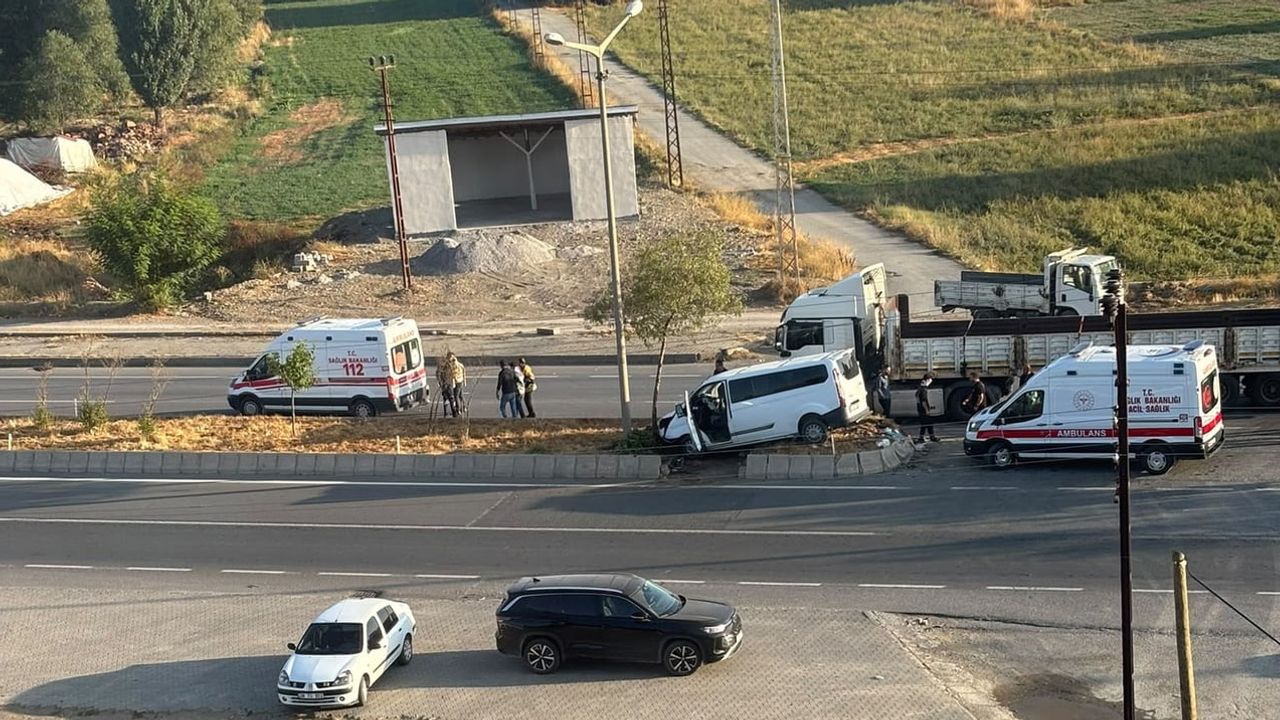 Hasköy'de kimliği belirsiz tırın karıştığı kazada üç kişi yaralandı