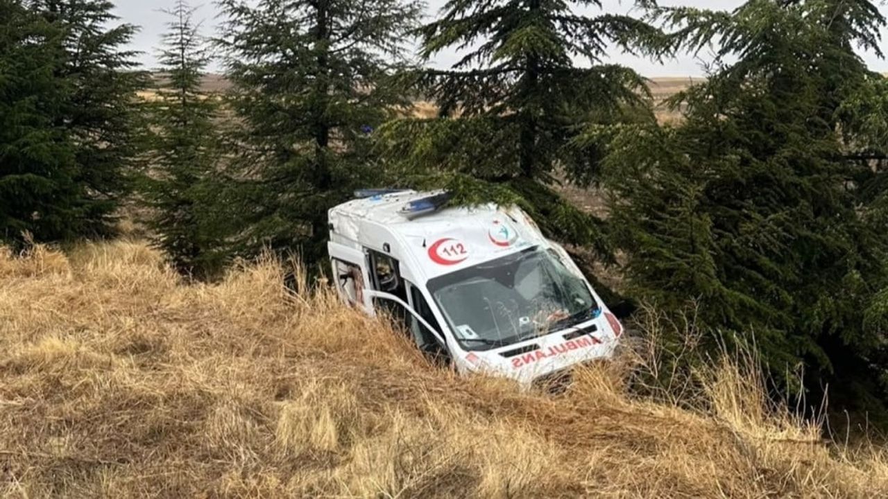 Hasta nakli sırasında kaza: Taşlık mevkiinde ambulans devrildi