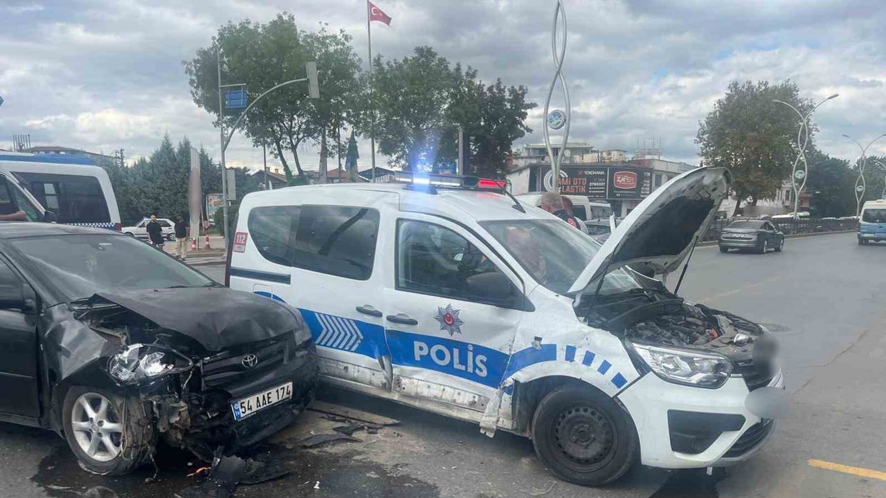 Hastane ışıklarında kaza: Adapazarı'nda iki polis dahil 5 kişi yaralandı