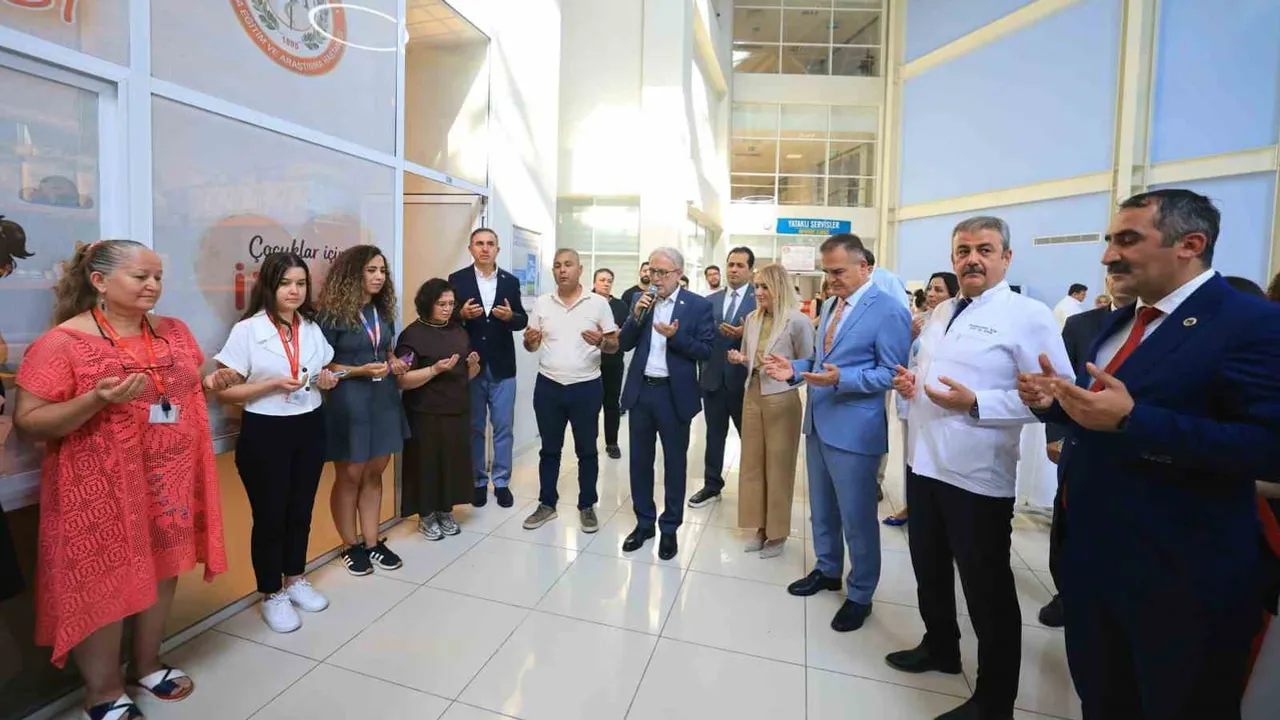 Hastanede miniklere destek: Minik Eller Mağazası hizmete girdi