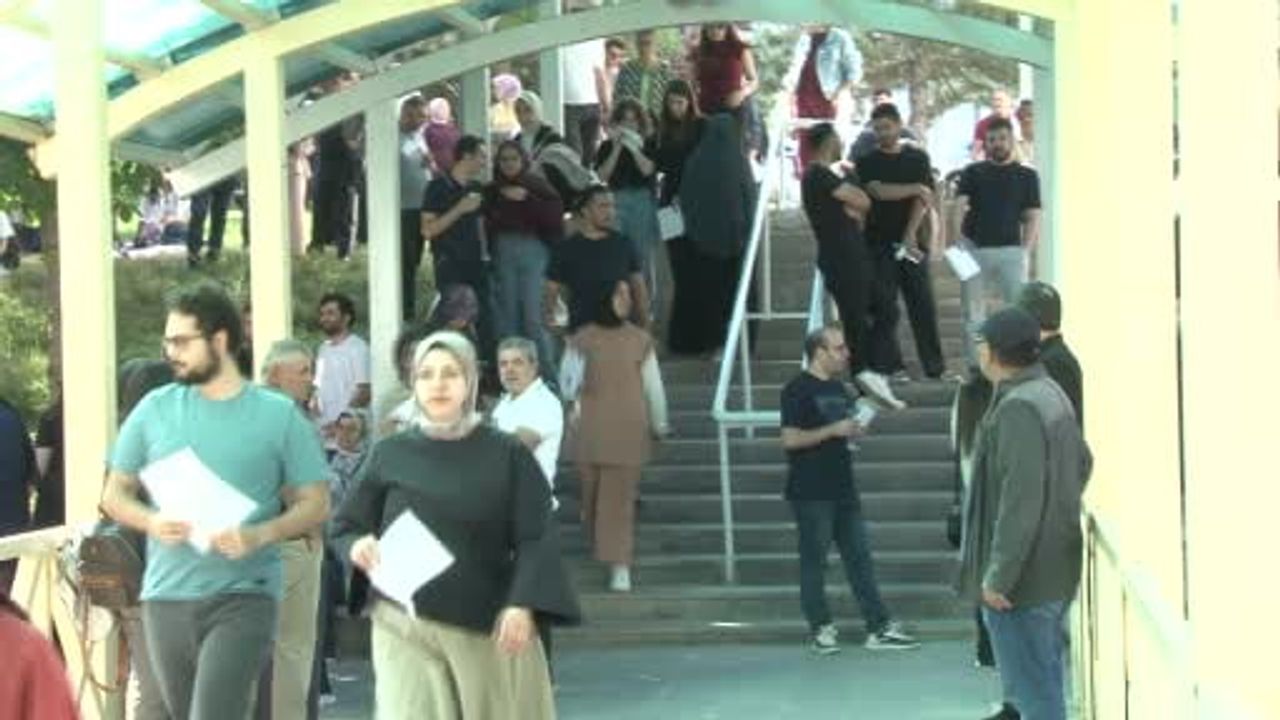 Hastanedeki anneden kızına destek: tedaviye ara verip sınav merkezine geldi