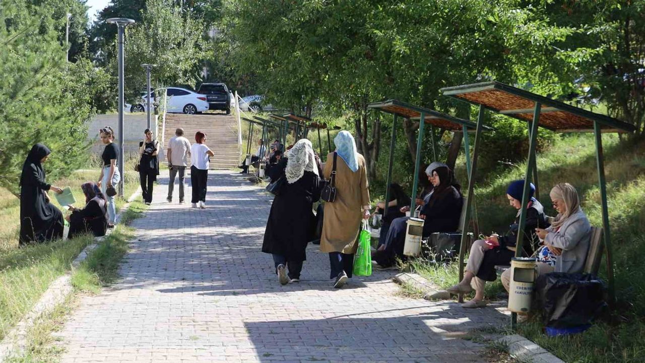 Hastaneden kalkıp Sivas'ta kızının yanında olan anne sınav merkezinde dualarla bekledi