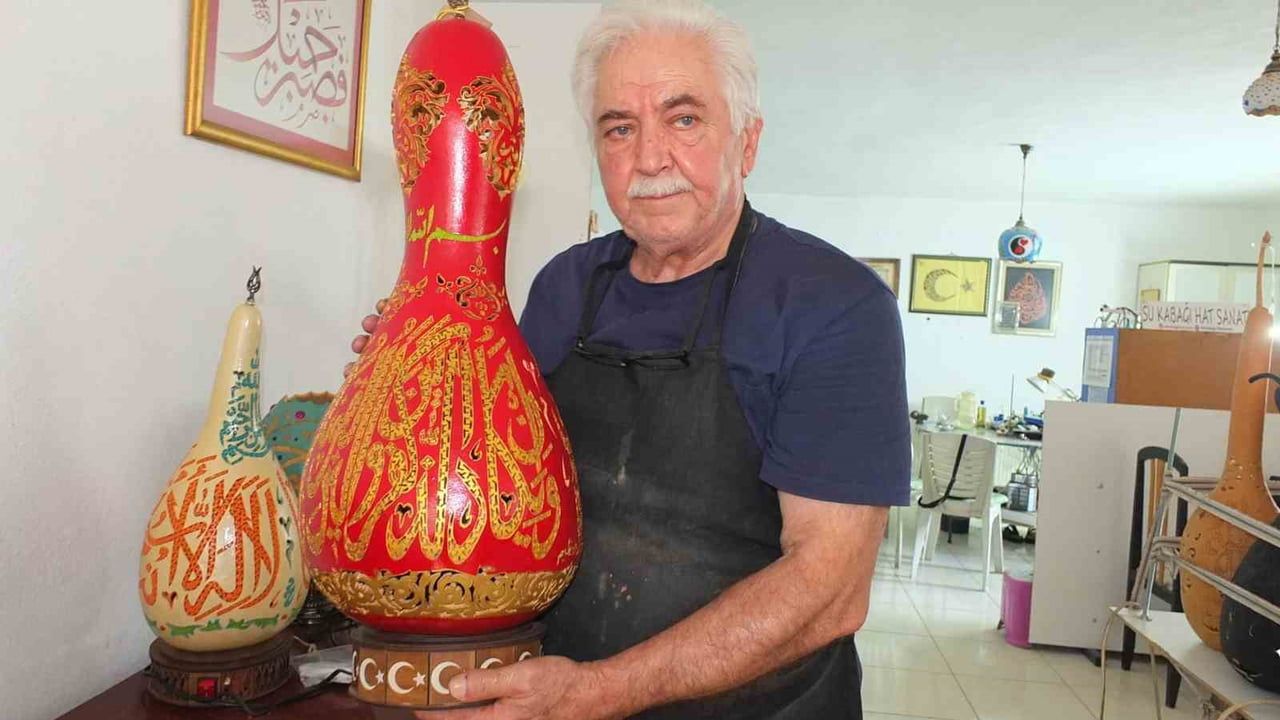 Hat sanatçısı su kabağına işlediği eseri Cumhurbaşkanlığı Külliyesi'ne ulaştırmak istiyor