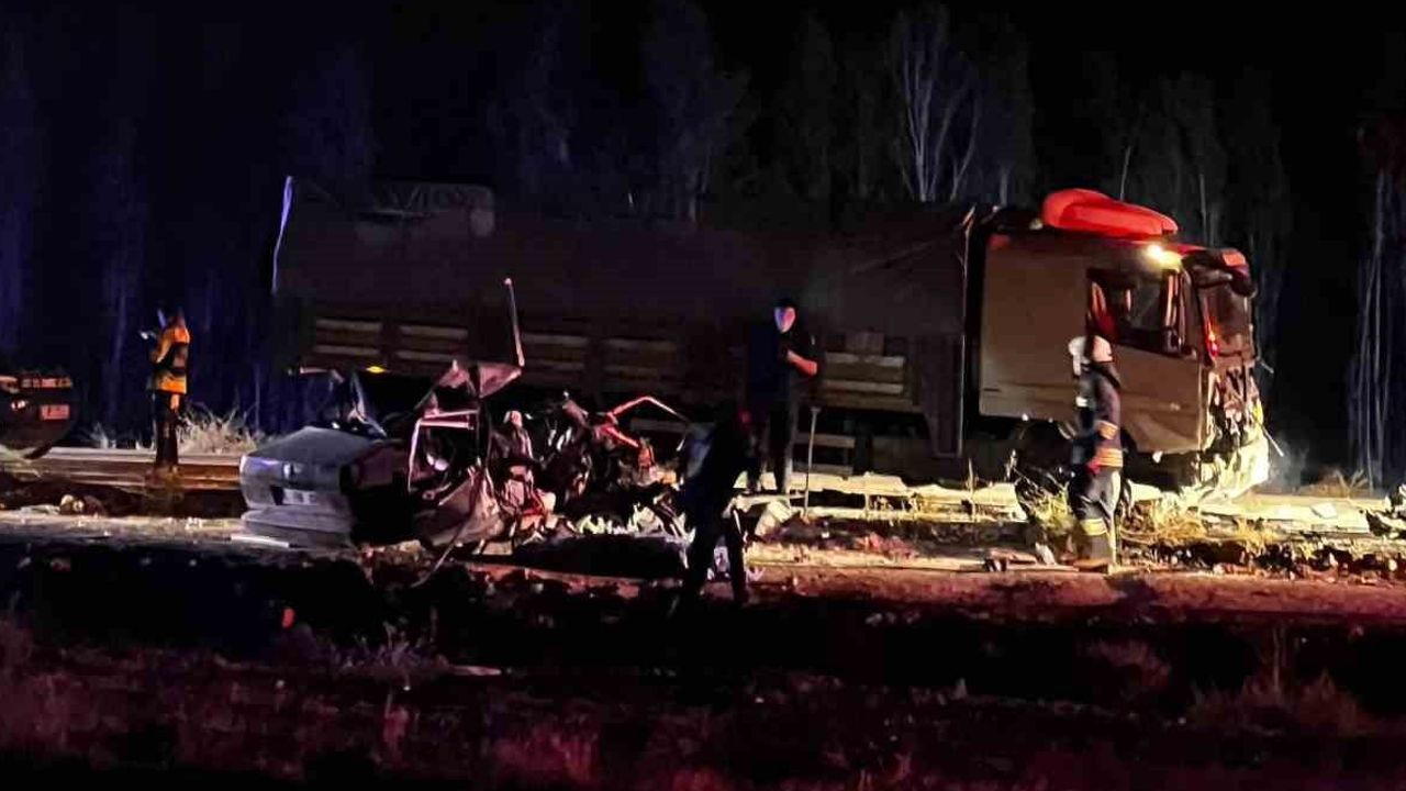 Hatalı sollama sonucu kafa kafaya çarpışmada 16 yaşındaki Yusuf yaşamını yitirdi