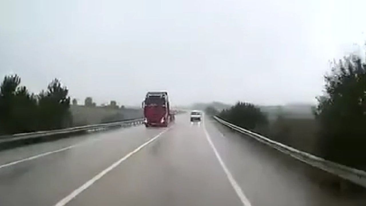 Hatalı sollama ve ters yön tehlikesi araç kameralarına yansıdı