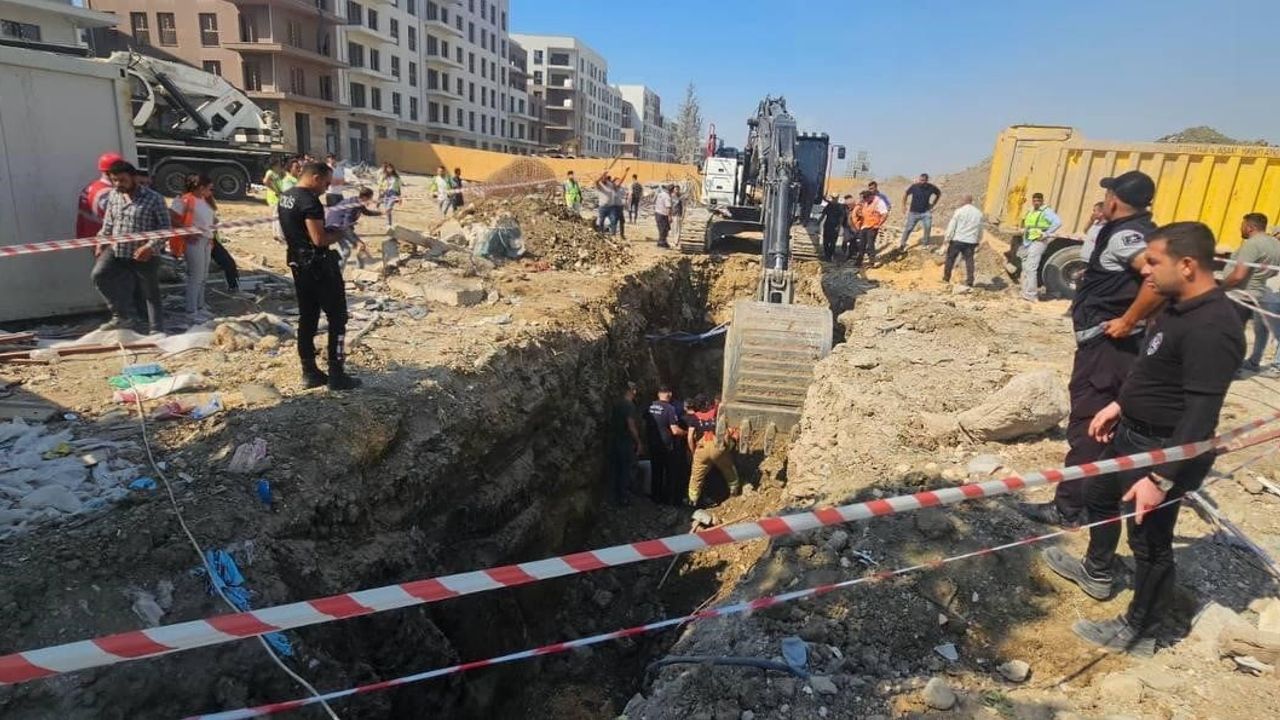 Hatay'da altyapı çalışmasında göçük: iki işçi kurtarılarak hastaneye sevk edildi