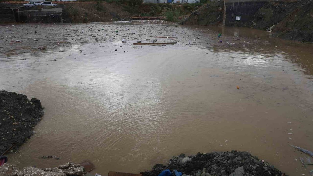 Hatay'da aniden yükselen derenin etkisiyle mahalle yolu ulaşıma kapandı