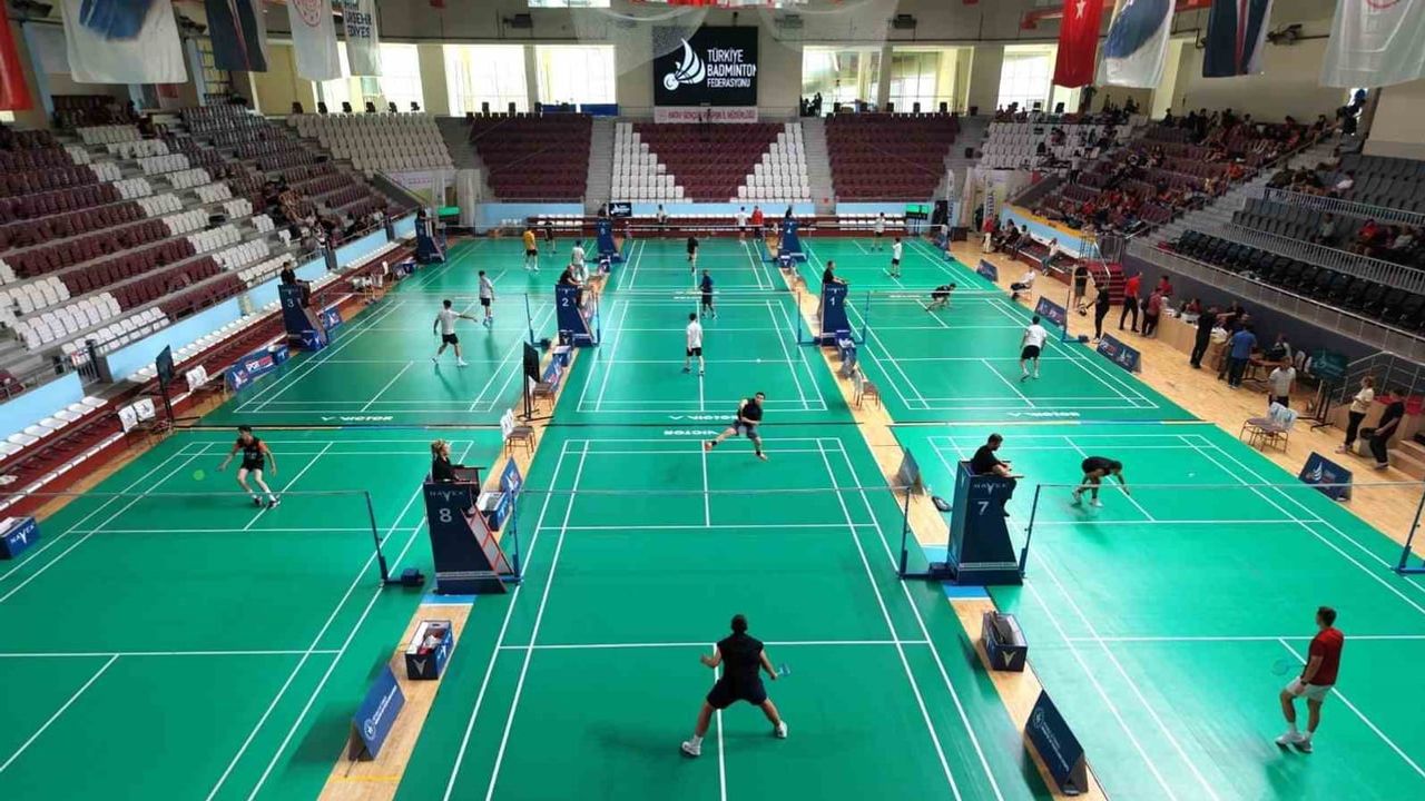Hatay'da başlayan büyükler Türkiye badminton şampiyonası kente spor canlılığı getirdi